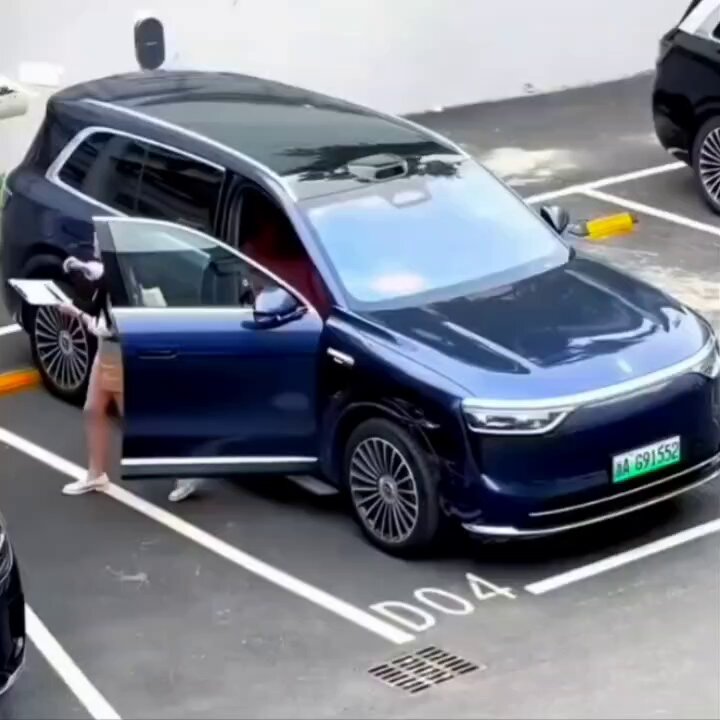 Smart Chinese EVs Feature Automatic Door Opening Technology