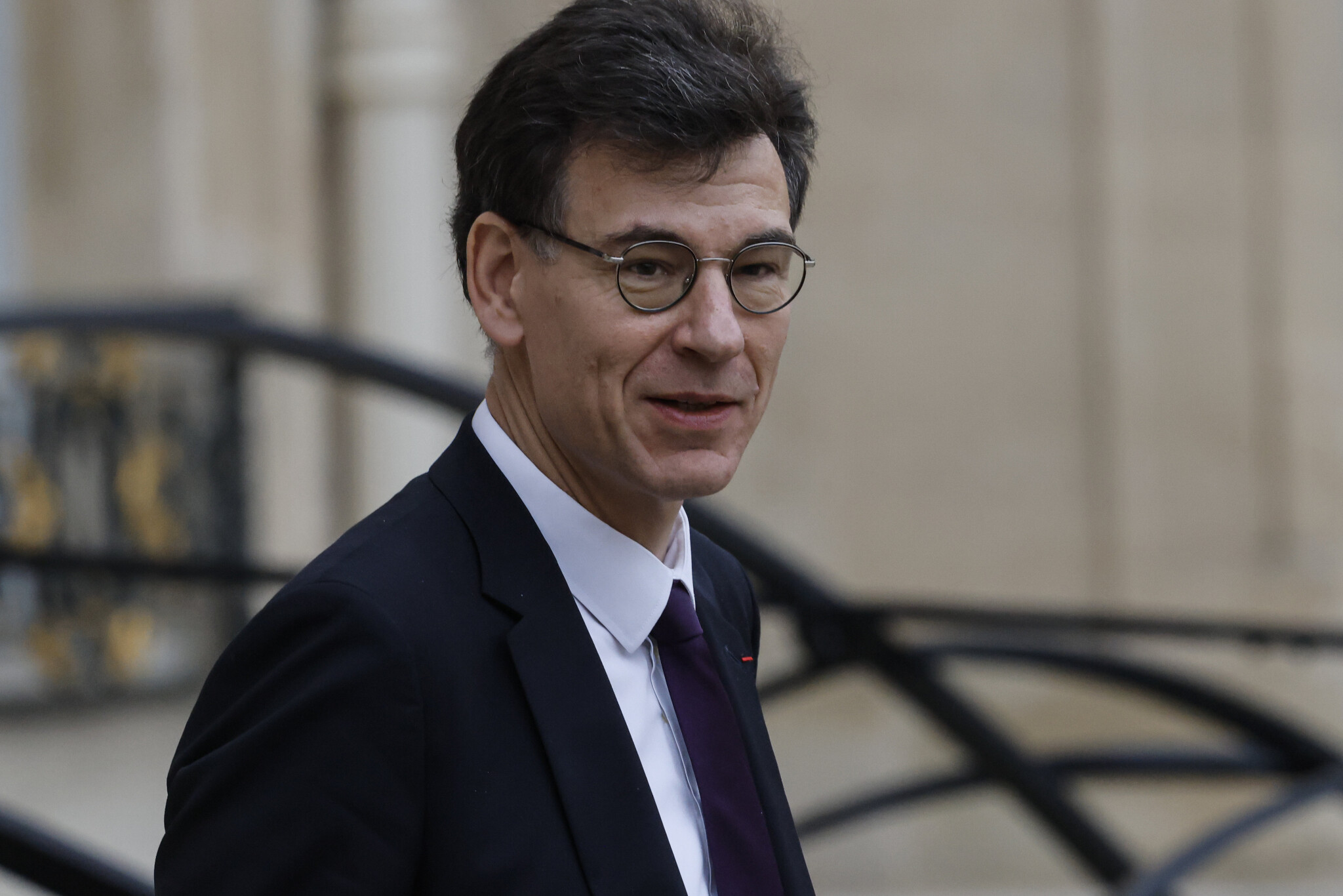 French researchers underpaid compared to window cleaners ministry told