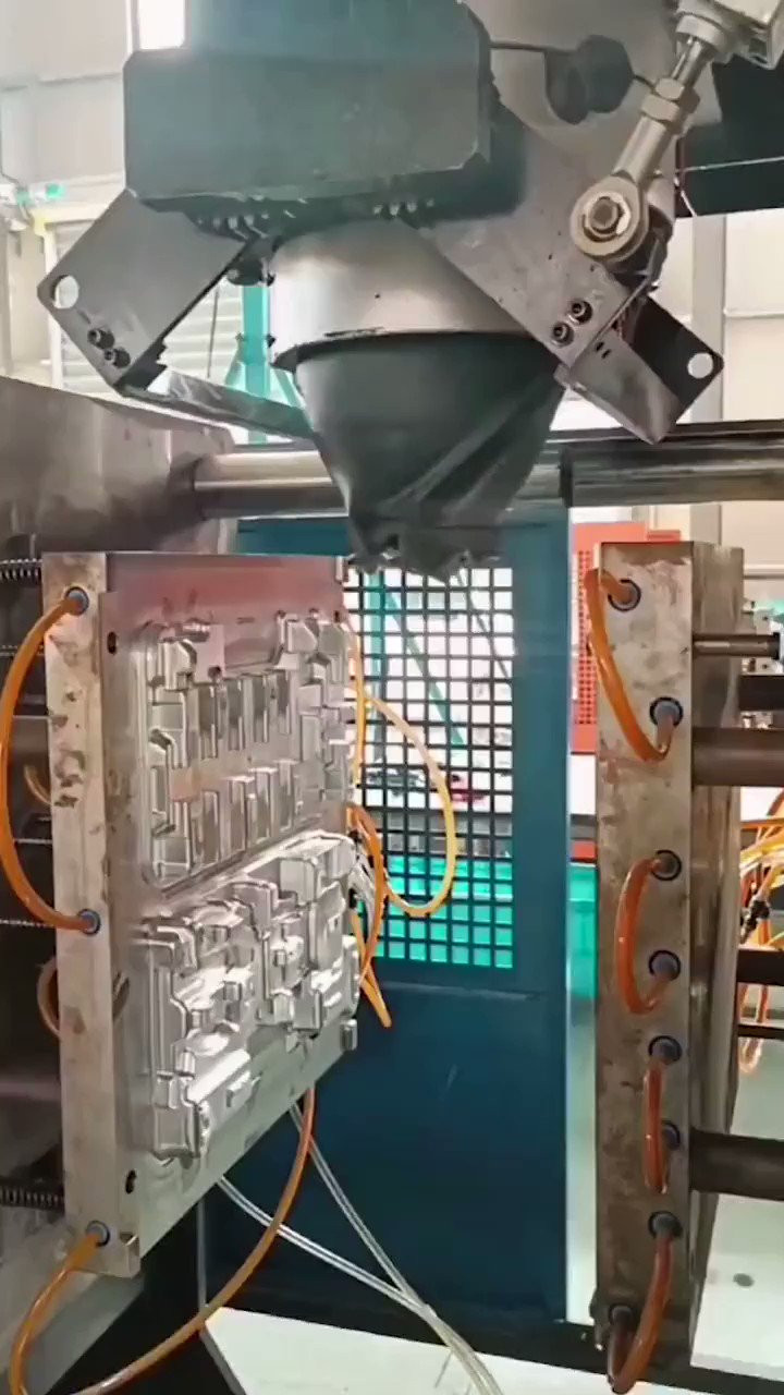 How Tool Bags Are Created Using AI and Robotics