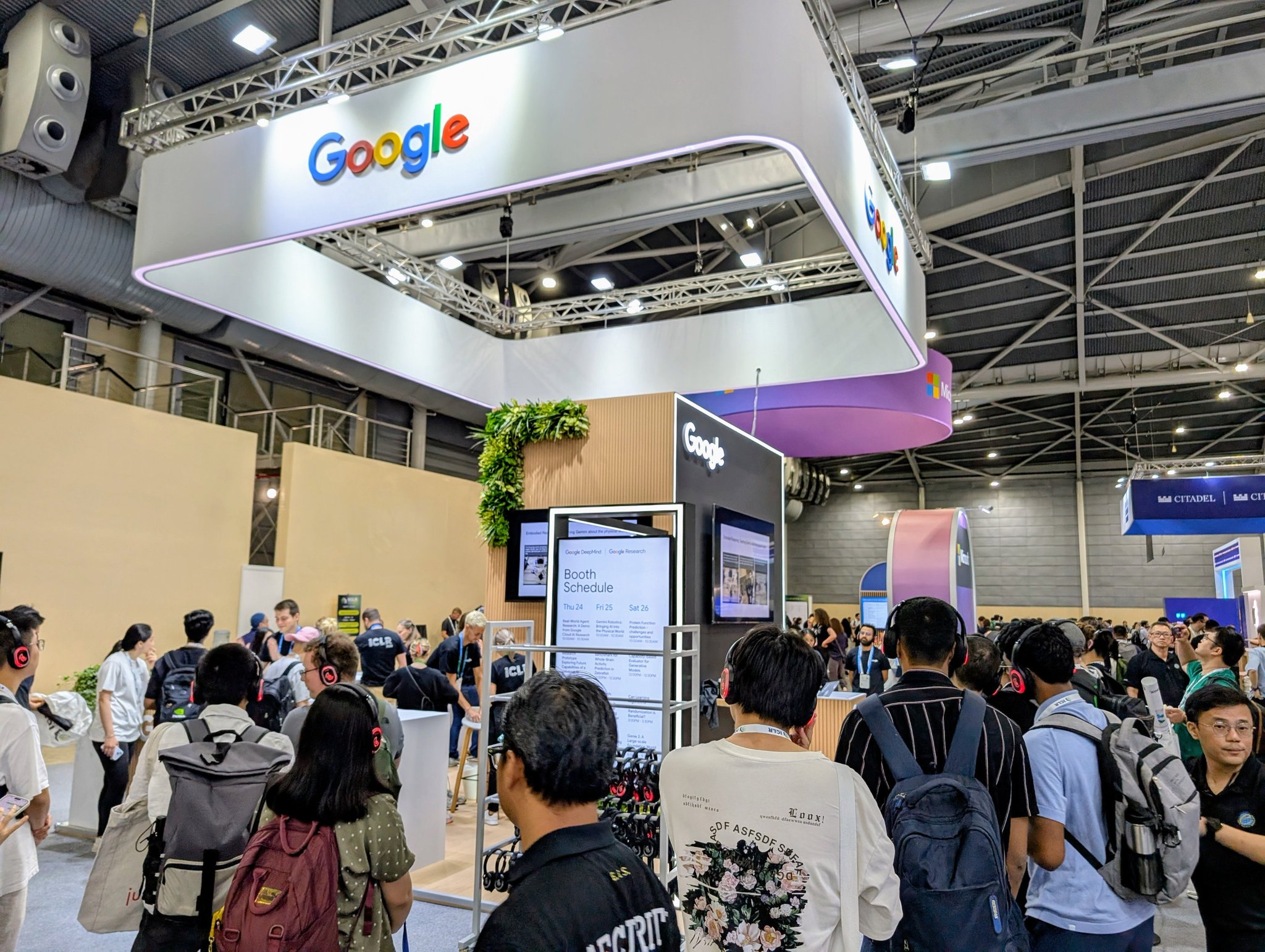 Learning Algorithms Discover Randomization Benefits at ICLR2025