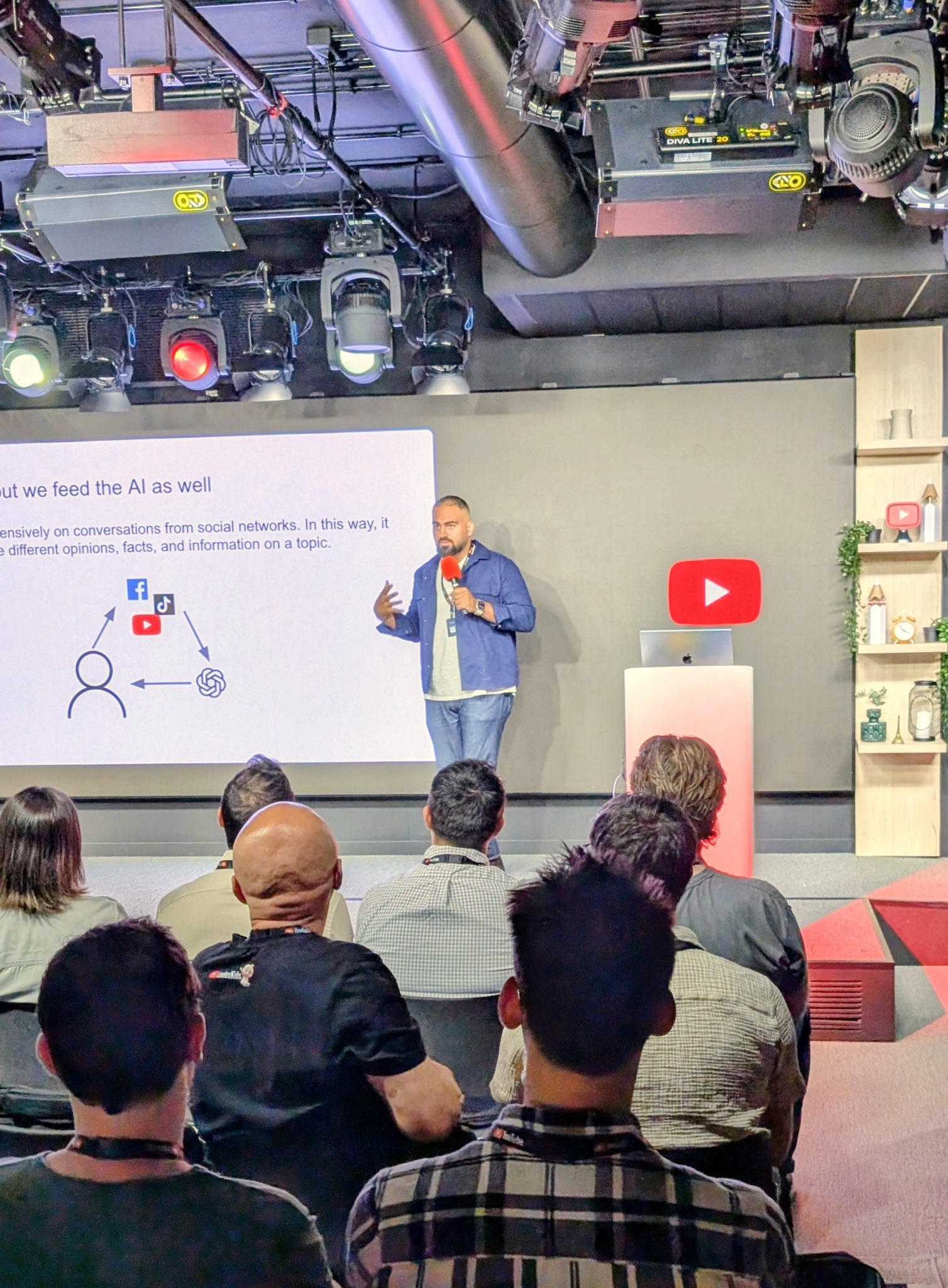 Simulation of human behaviors by AI using LLM at Google France