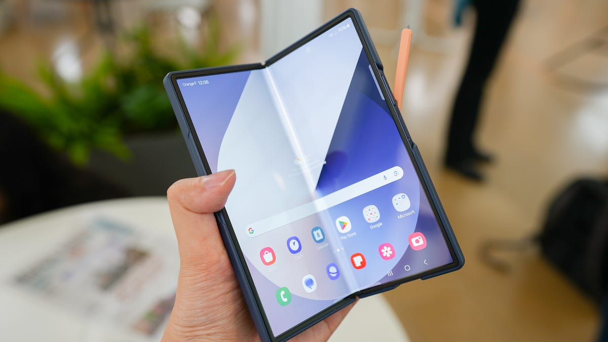 Samsung Galaxy Z Fold 6 versus OnePlus Open flagship comparison