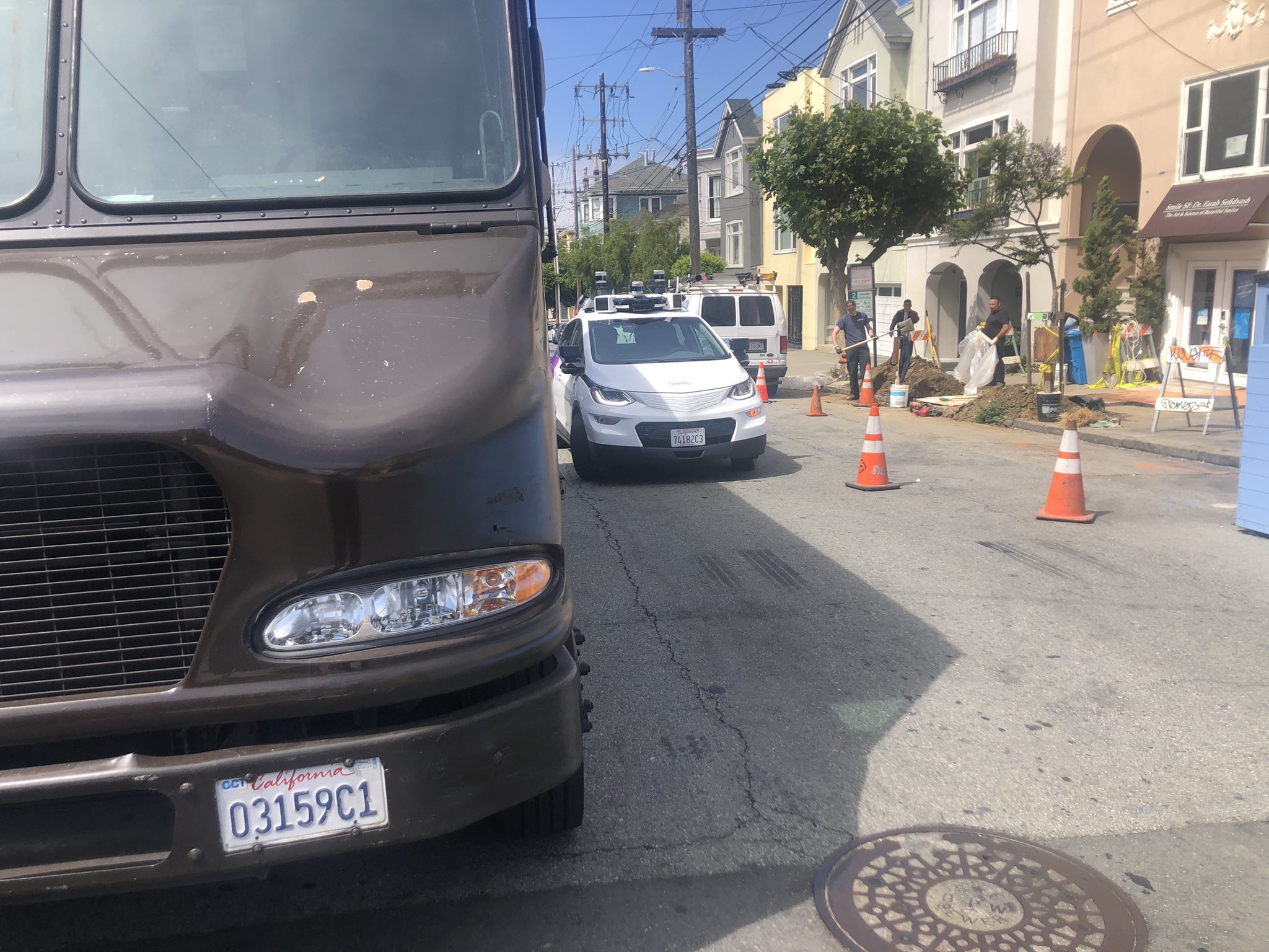 Cruise autonomous vehicle blocking traffic at Steiner Union