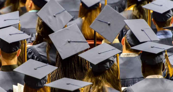 AI Reduces Big Tech and Startup Hiring of New Graduates