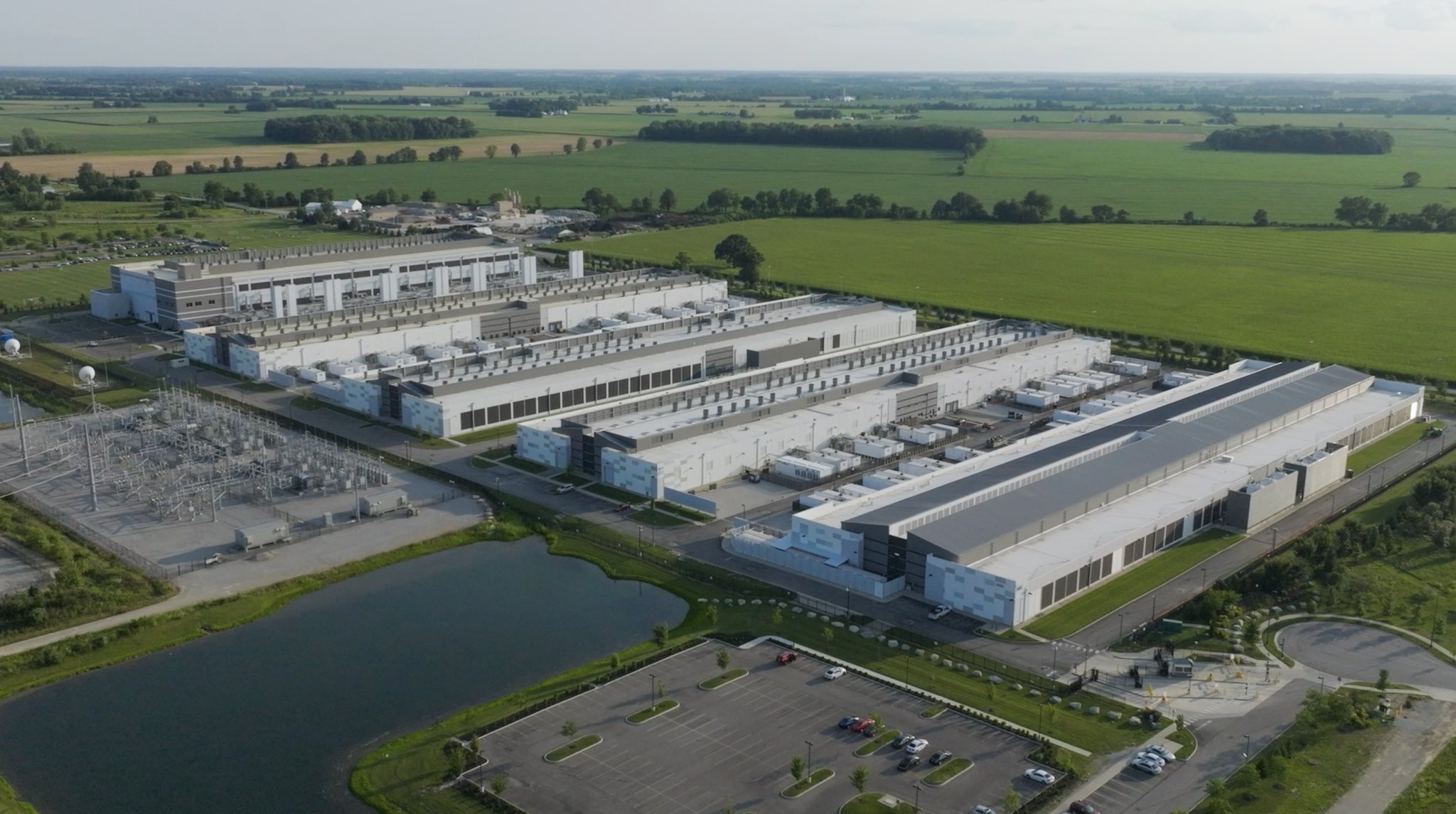 AI Data Centers Scaling to Mile-Long GPU Cluster Connections