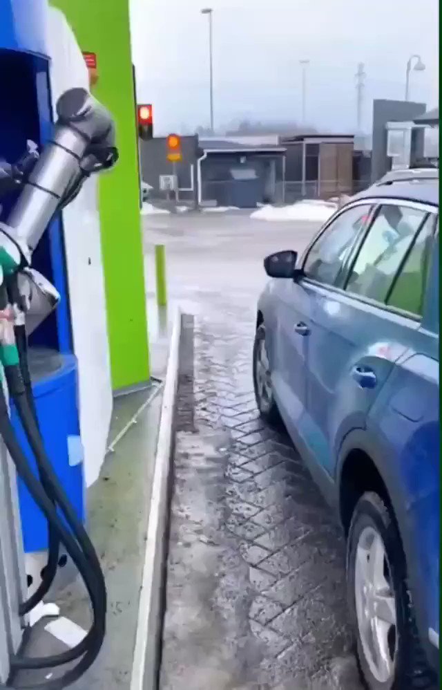 Robot Automatically Refuels Cars with Precision Using AI